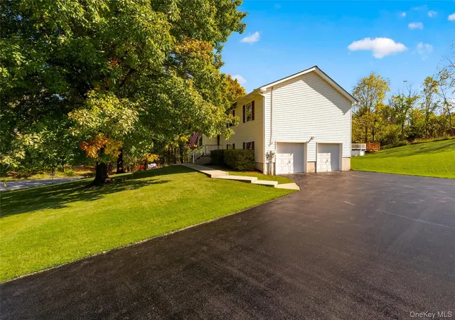 Photo 4 of Single family home for sale at 5 Pilgrim Corners Rd, Middletown, NY 10940 | MLS# 1057338 | Listing updated on 2026-10-09
