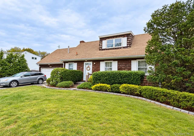 Photo 1 of Single family home for sale at 129 Village Line Rd, Babylon, NY 11702 | MLS# 1057418 | Listing updated on 2026-10-06
