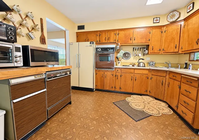 Photo 3 of Single family home for sale at 129 Village Line Rd, Babylon, NY 11702 | MLS# 1057418 | Listing updated on 2026-10-06