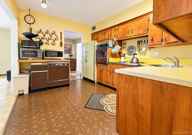Photo 4 of Single family home for sale at 129 Village Line Rd, Babylon, NY 11702 | MLS# 1057418 | Listing updated on 2026-10-06