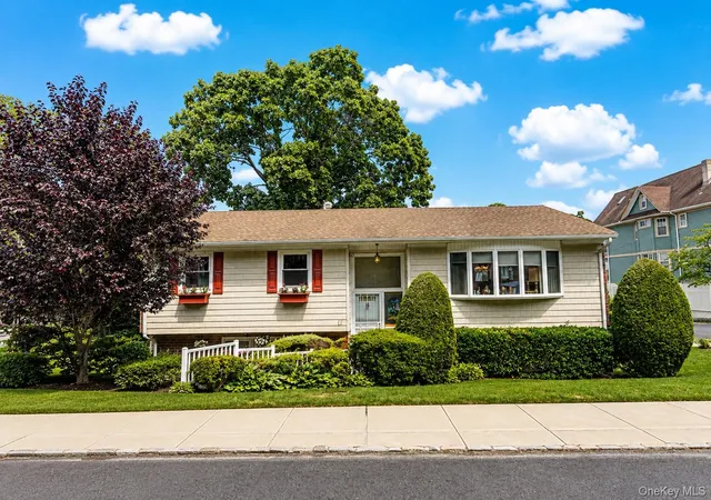 Photo 1 of Single family home for sale at 17 Murray Pl, New York, NY 10304 | MLS# 1057495 | Listing updated on 2026-10-02