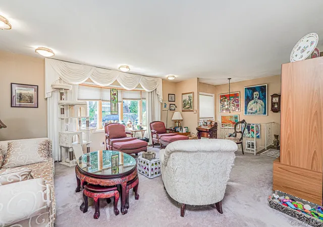 Photo 4 of Single family home for sale at 17 Murray Pl, New York, NY 10304 | MLS# 1057495 | Listing updated on 2026-10-02