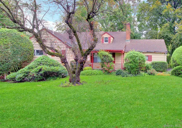 Photo 2 of Single family home for sale at 6 Soundview Rd, Glen Cove, NY 11542 | MLS# 1057496 | Listing updated on 2026-10-04