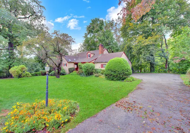 Photo 3 of Single family home for sale at 6 Soundview Rd, Glen Cove, NY 11542 | MLS# 1057496 | Listing updated on 2026-10-04