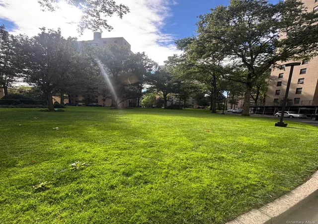 Photo 4 of House for sale at 4 Fordham Hl Oval #2E, New York, NY 10468 | MLS# 1057500 | Listing updated on 2026-10-01
