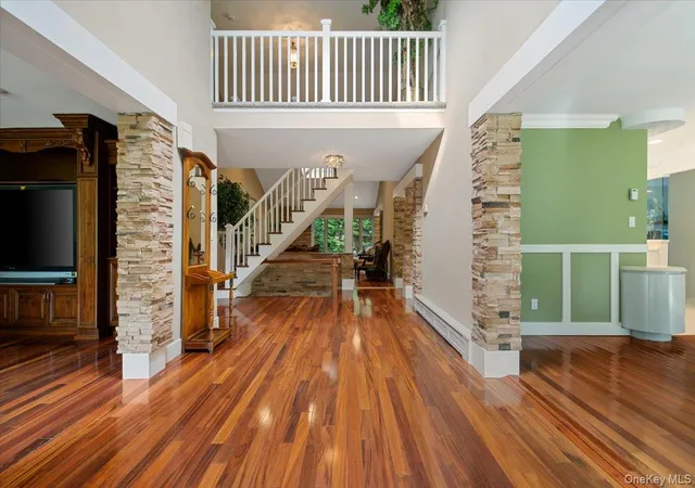 Photo 3 of Single family home for sale at 7 Faulkner Ln, Huntington, NY 11746 | MLS# 1057535 | Listing updated on 2026-10-06
