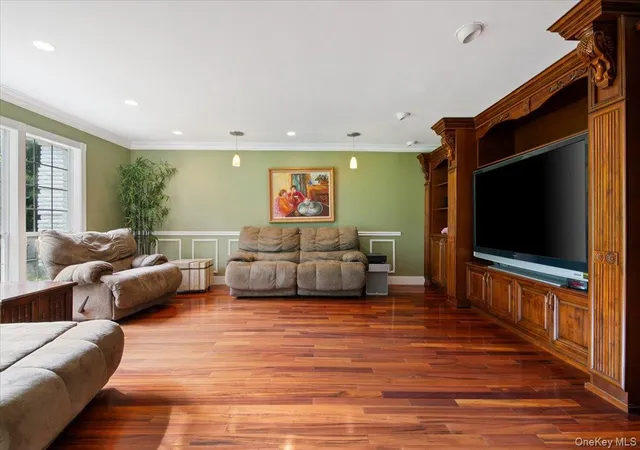 Photo 4 of Single family home for sale at 7 Faulkner Ln, Huntington, NY 11746 | MLS# 1057535 | Listing updated on 2026-10-06