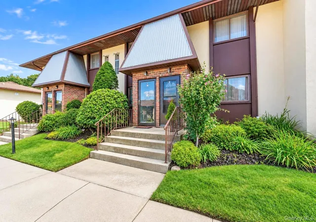 Listing Photo 4 - Condo for sale in building located at 4 Balsam Ct, Brookhaven, NY 11784 - Unit #4