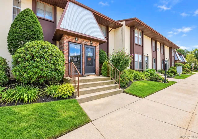 Listing Photo 5 - Condo for sale in building located at 4 Balsam Ct, Brookhaven, NY 11784 - Unit #4