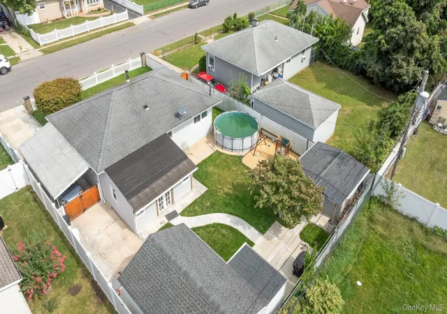 Photo 17 of Single family home for sale at 27 Croydon Rd, Babylon, NY 11701 | MLS# 1057569 | Listing updated on 2026-10-07