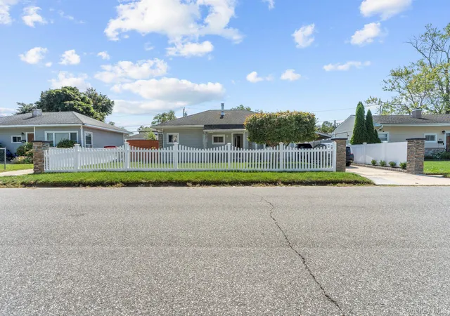 Photo 1 of Single family home for sale at 27 Croydon Rd, Babylon, NY 11701 | MLS# 1057569 | Listing updated on 2026-10-01