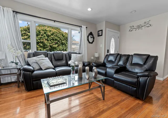 Photo 4 of Single family home for sale at 27 Croydon Rd, Babylon, NY 11701 | MLS# 1057569 | Listing updated on 2026-10-01