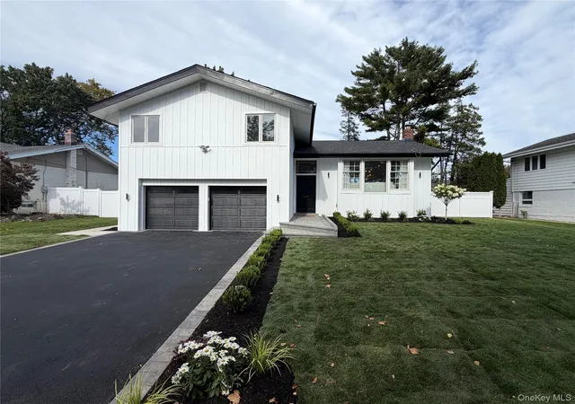 Photo 1 of Single family home for sale at 10 Flower Ln, Oyster Bay, NY 11753 | MLS# 1057595 | Listing updated on 2026-10-09