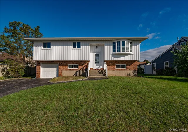 Single family home for sale at 15 Earl Pl, Babylon, NY 11701 | MLS# 1057609