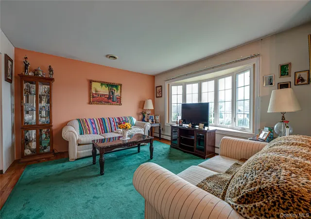 Photo 3 of Single family home for sale at 15 Earl Pl, Babylon, NY 11701 | MLS# 1057609 | Listing updated on 2026-10-08