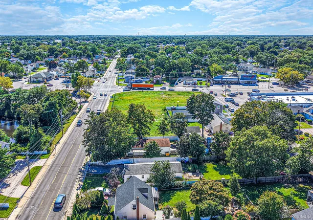Photo 2 of Single family home for sale at 182 Commack Rd, Babylon, NY 11729 | MLS# 1057621 | Listing updated on 2026-10-01