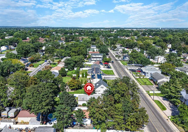 Photo 4 of Single family home for sale at 182 Commack Rd, Babylon, NY 11729 | MLS# 1057621 | Listing updated on 2026-10-01