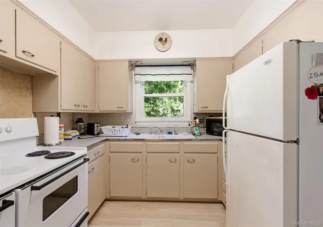 Photo 4 of Single family home for sale at 316 Lenox Rd, Huntington, NY 11746 | MLS# 1057631 | Listing updated on 2026-10-07