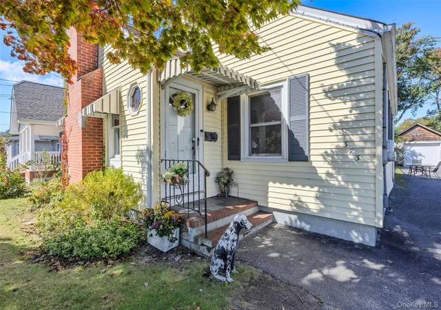 Photo 3 of Single family home for sale at 373 Oak St, Patchogue, NY 11772 | MLS# 1057657 | Listing updated on 2026-10-08