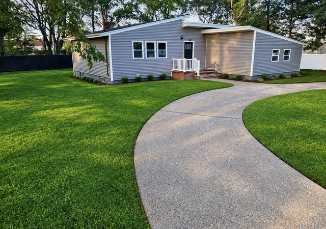 Photo 4 of Single family home for sale at 9 Holt St, Babylon, NY 11701 | MLS# 1057666 | Listing updated on 2026-10-01