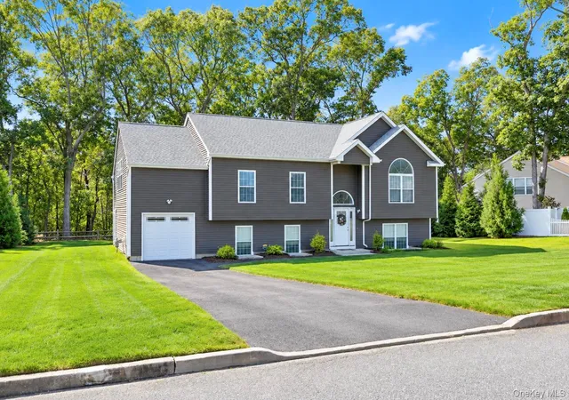 Photo 3 of Single family home for sale at 77 Maple Wood Ln, Riverhead, NY 11901 | MLS# 1057678 | Listing updated on 2026-10-01