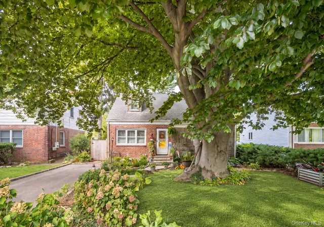 Single family home for sale at 38 Middle Neck Rd, North Hempstead, NY 11050 | MLS# 1057693