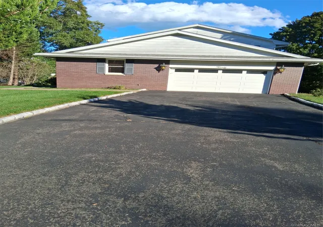 Photo 3 of Single family home for sale at 20 Ungava Dr, Clarkstown, NY 10956 | MLS# 1057700 | Listing updated on 2026-10-20
