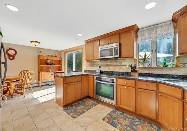 Photo 4 of Single family home for sale at 16 Hilltop Ln, Brookhaven, NY 11961 | MLS# 1057702 | Listing updated on 2026-10-08
