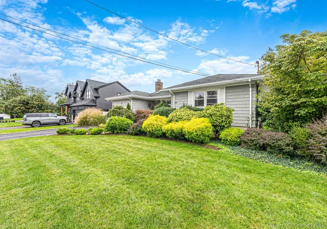 Photo 2 of Single family home for sale at 20 Argonne Pl, Oyster Bay, NY 11758 | MLS# 1057714 | Listing updated on 2026-10-04