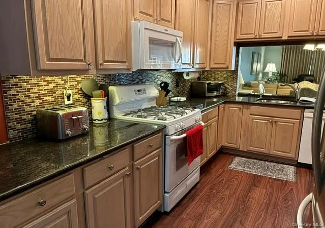 Listing Photo 3 - Condo for sale in building located at 118 Joseph Ln, Huntington, NY 11746