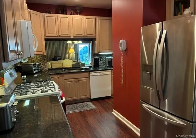 Listing Photo 4 - Condo for sale in building located at 118 Joseph Ln, Huntington, NY 11746