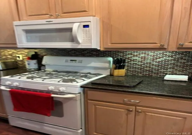 Listing Photo 5 - Condo for sale in building located at 118 Joseph Ln, Huntington, NY 11746