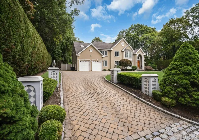 Photo 3 of Single family home for sale at 25 Oriole Way, Huntington, NY 11746 | MLS# 1057752 | Listing updated on 2026-10-05