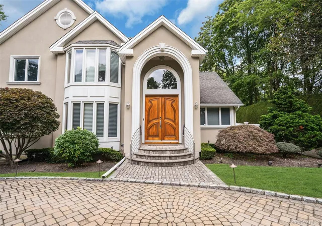 Photo 3 of Single family home for sale at 25 Oriole Way, Huntington, NY 11746 | MLS# 1057752 | Listing updated on 2026-10-05
