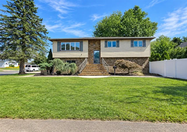 Photo 1 of Single family home for sale at 685 Carlls Path, Babylon, NY 11729 | MLS# 1057794 | Listing updated on 2026-10-08