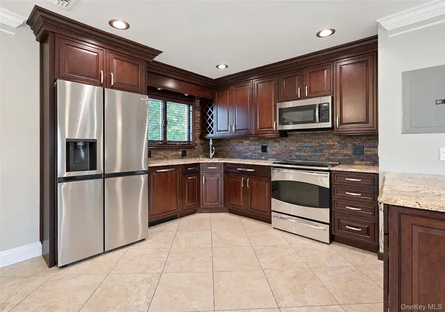 Photo 3 of Single family home for sale at 685 Carlls Path, Babylon, NY 11729 | MLS# 1057794 | Listing updated on 2026-10-08