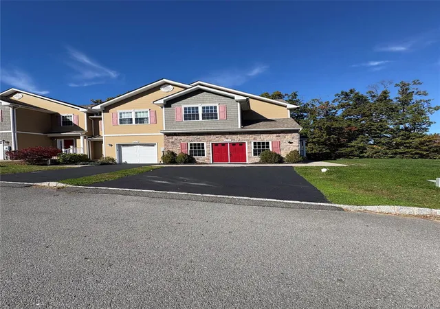 Listing Photo 3 - Condo for sale in building located at 202 Iron Forge Ln, New Windsor, NY 12553