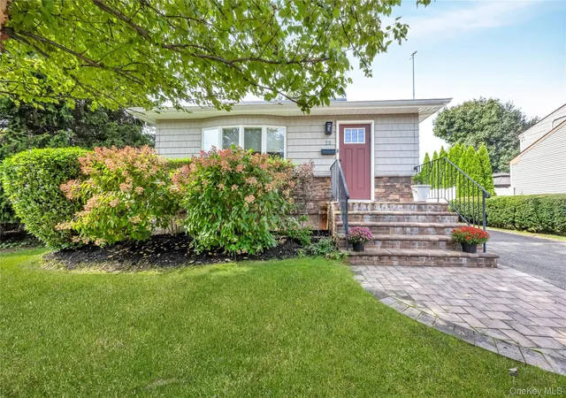 Photo 1 of Single family home for sale at 25 Frank Ave, Oyster Bay, NY 11735 | MLS# 1058098 | Listing updated on 2026-10-07