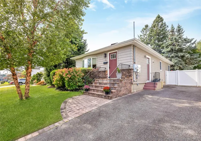Photo 2 of Single family home for sale at 25 Frank Ave, Oyster Bay, NY 11735 | MLS# 1058098 | Listing updated on 2026-10-07