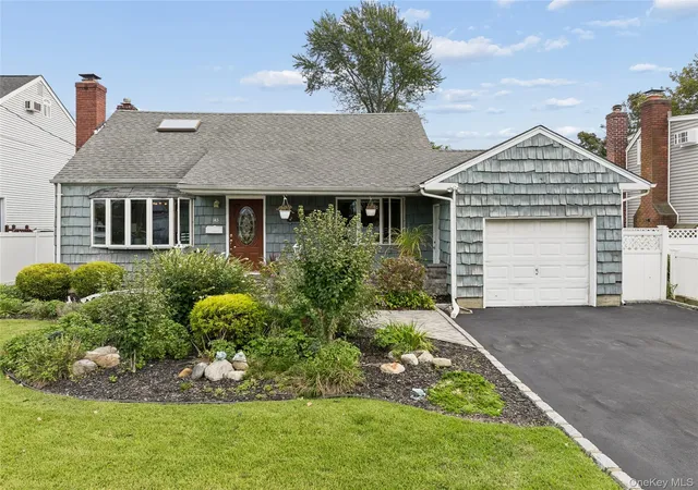 Photo 4 of Single family home for sale at 143 Deer Lake Dr, Babylon, NY 11703 | MLS# 1058142 | Listing updated on 2026-10-10