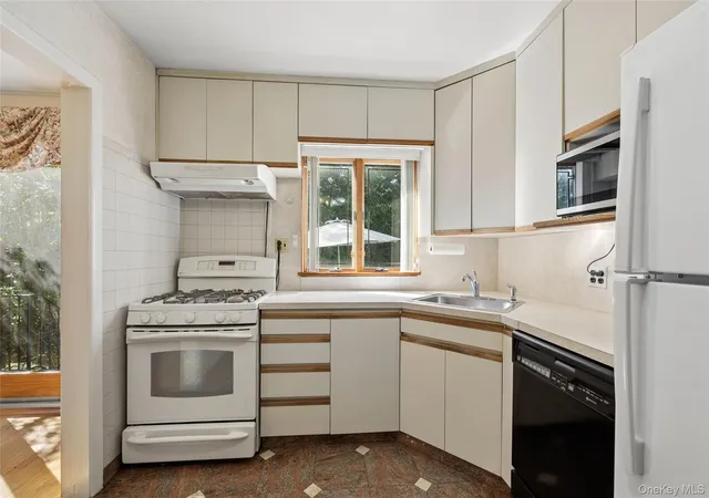 Photo 4 of Single family home for sale at 2832 Bell Blvd, New York, NY 11360 | MLS# 1058154 | Listing updated on 2026-10-24