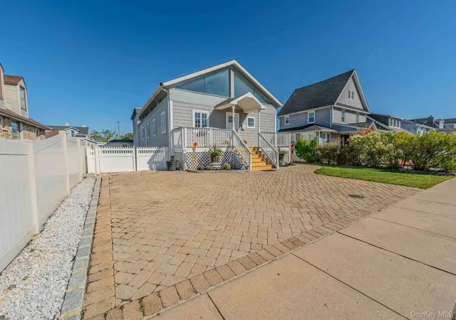 Photo 1 of Single family home for sale at 7 Meadow Ln, Babylon, NY 11701 | MLS# 1058209 | Listing updated on 2026-10-09