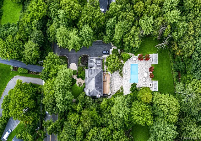 Photo 4 of Single family home for sale at 9 Godfrey Ln, Huntington, NY 11743 | MLS# 1058226 | Listing updated on 2026-10-08