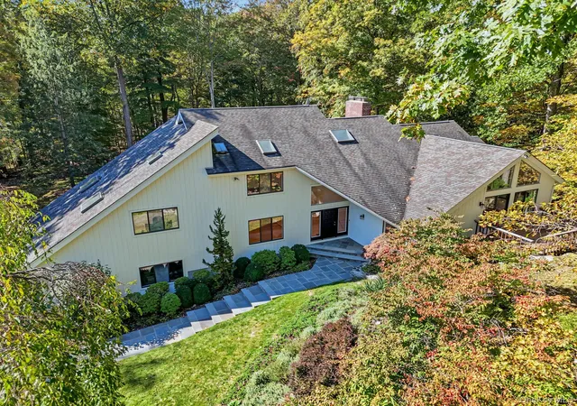 Photo 1 of Single family home for sale at 4 Stone Holw Way, Armonk, NY 10504 | MLS# 1058242 | Listing updated on 2026-10-07