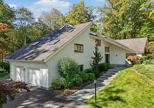 Photo 3 of Single family home for sale at 4 Stone Holw Way, Armonk, NY 10504 | MLS# 1058242 | Listing updated on 2026-10-07