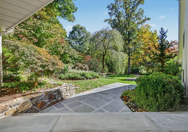 Photo 3 of Single family home for sale at 4 Stone Holw Way, Armonk, NY 10504 | MLS# 1058242 | Listing updated on 2026-10-08