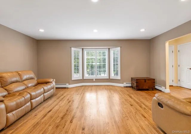 Photo 4 of Single family home for sale at 3 Lesley Dr, Oyster Bay, NY 11791 | MLS# 1058348 | Listing updated on 2026-10-05