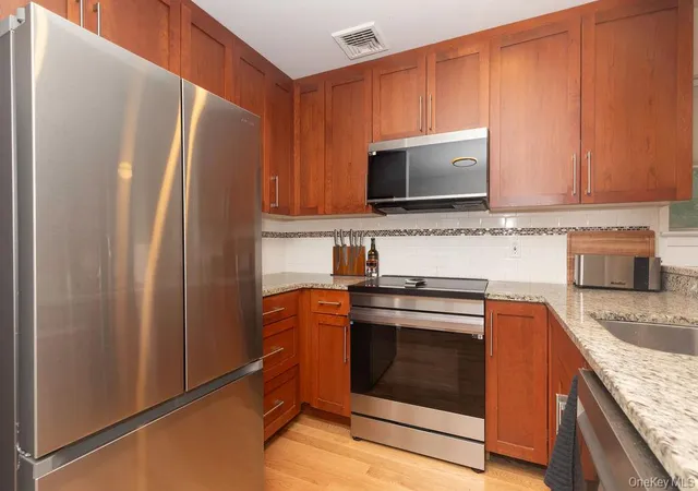 Photo 3 of Condo for sale at 16 Top Of The Ridge #A13, Mamaroneck, NY 10543 | MLS# 1058433 | Listing updated on 2026-10-19
