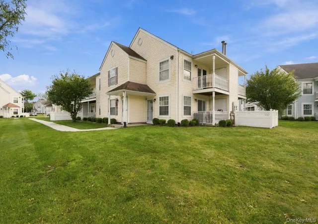 Condo for sale at 100 Fairview Cir, Brookhaven, NY 11953 | MLS# 1058486