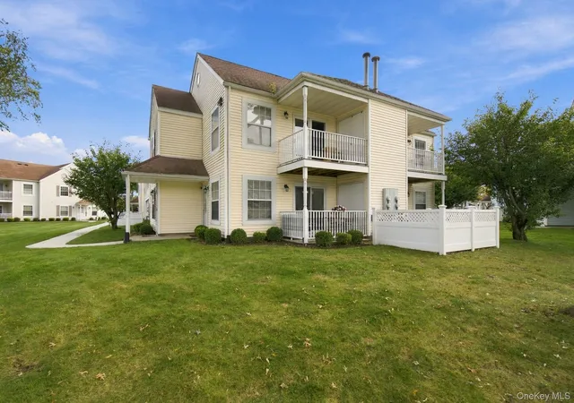 Photo 4 of Condo for sale at 100 Fairview Cir, Brookhaven, NY 11953 | MLS# 1058486 | Listing updated on 2026-10-07